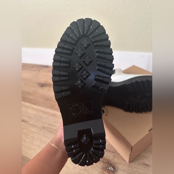 BNIB Dr. Martens unisex-adult 2976 Quad Chelsea Boot (White) Size 7 Women/6 Men - Picture 7 of 11